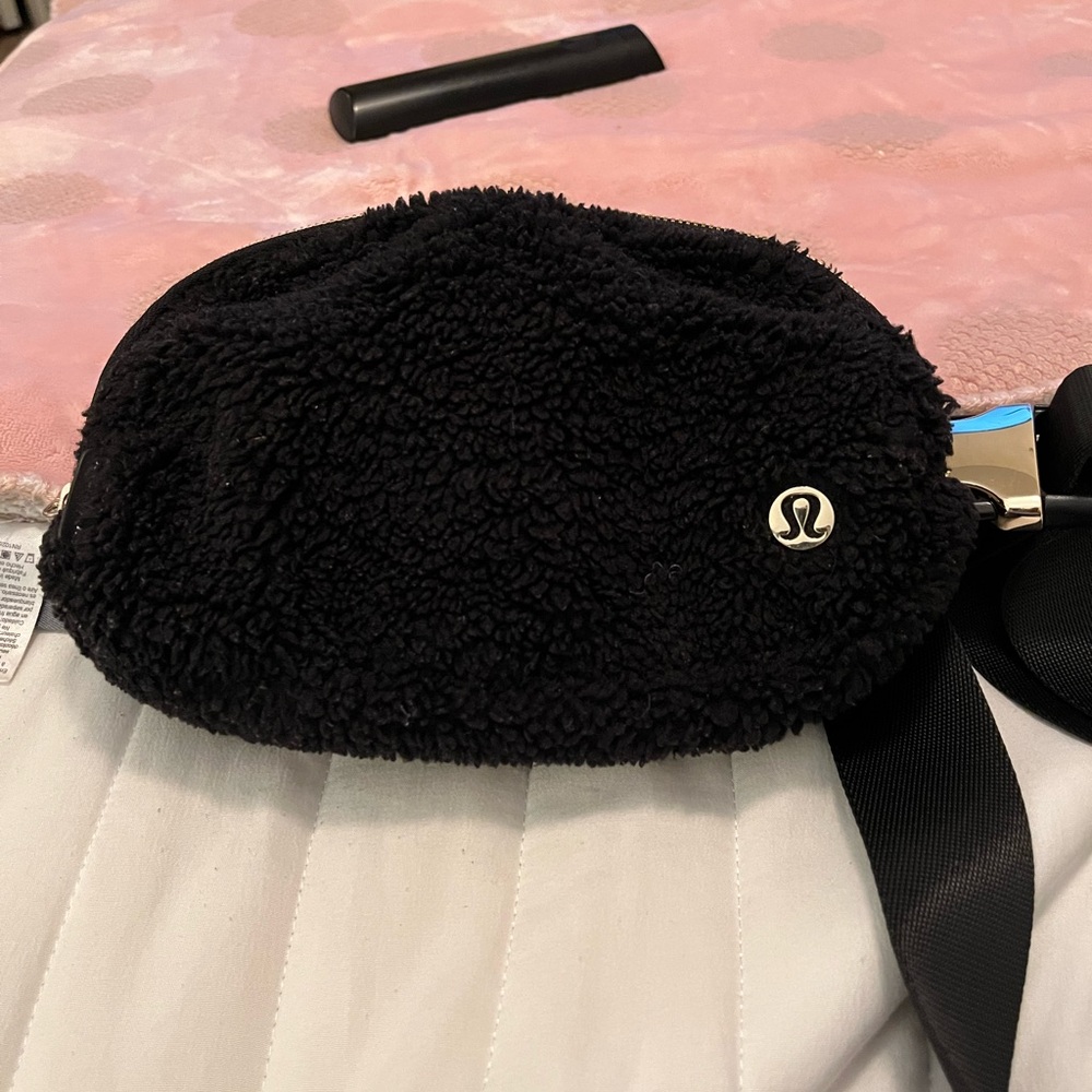 Lululemon Feeling Ready Pouch - Picture 5 of 5